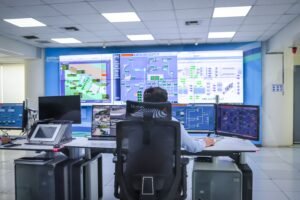 digital transformation in oil and gas a guy working on tools